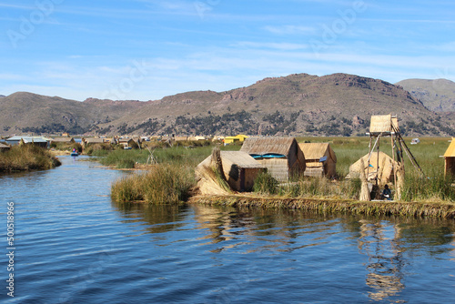 Casas de totora, nas ilhas flutuantes do lago titicaca, Peru photo