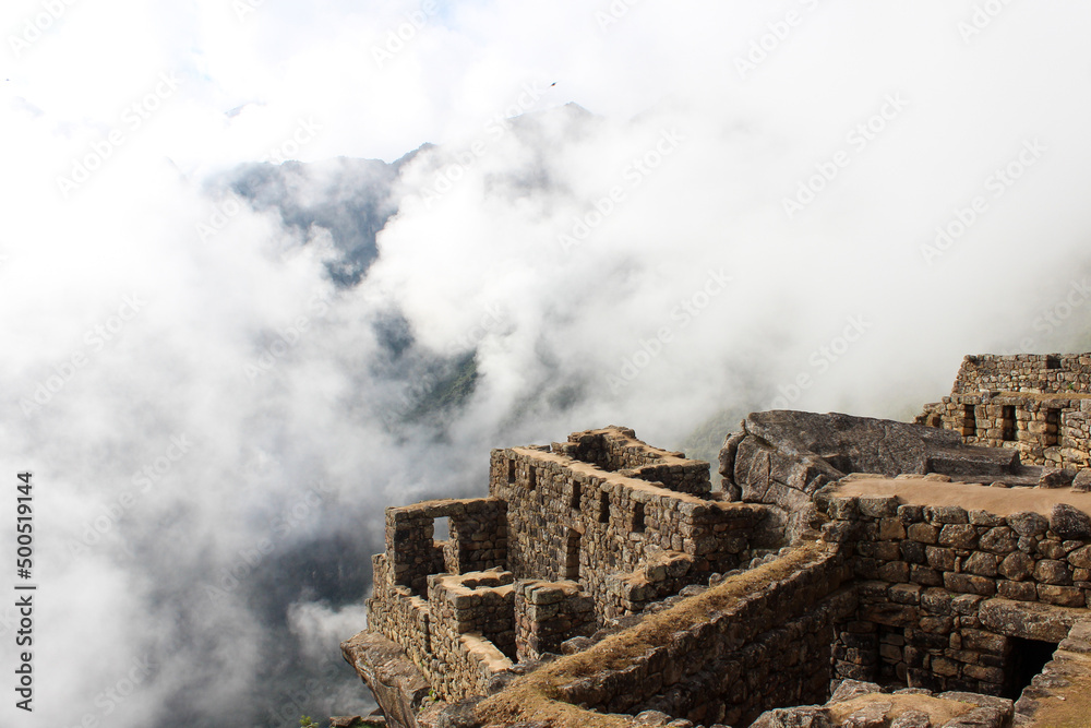 Ruinas de Machu Pichu entre nuvens, Águas Calientes, Peru