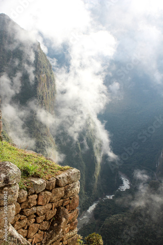 Alto do Huayna Picchu, entre nuvens e abaixo , no vale, o Rio Urubamba photo