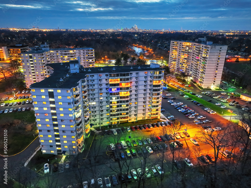Obraz premium Aerial View of an Apartment Complex at Night