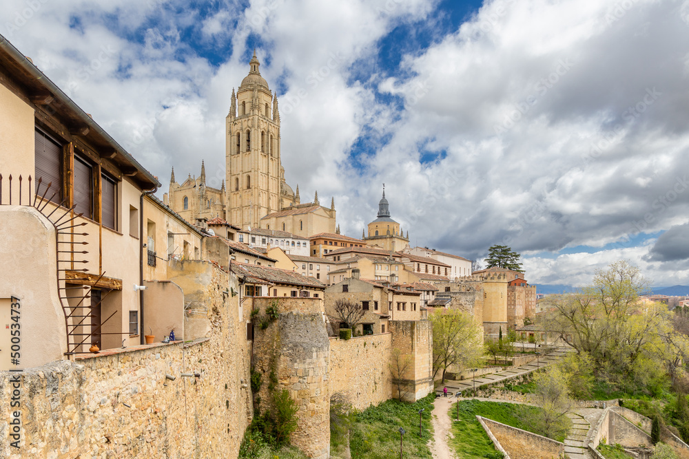 Obraz premium views of the gothic and renaissance cathedral of Segovia with tourists walking under its arches in Segovia