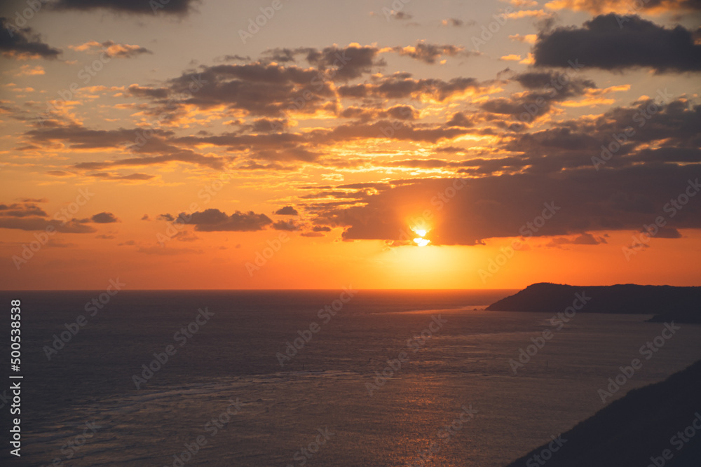 沖縄県の離島宮古島サンライズスポットから元旦の朝日を眺める