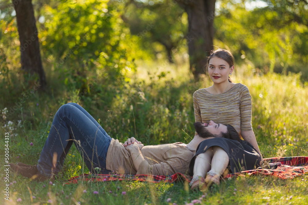 Obraz premium young couple sitting in nature and relaxing