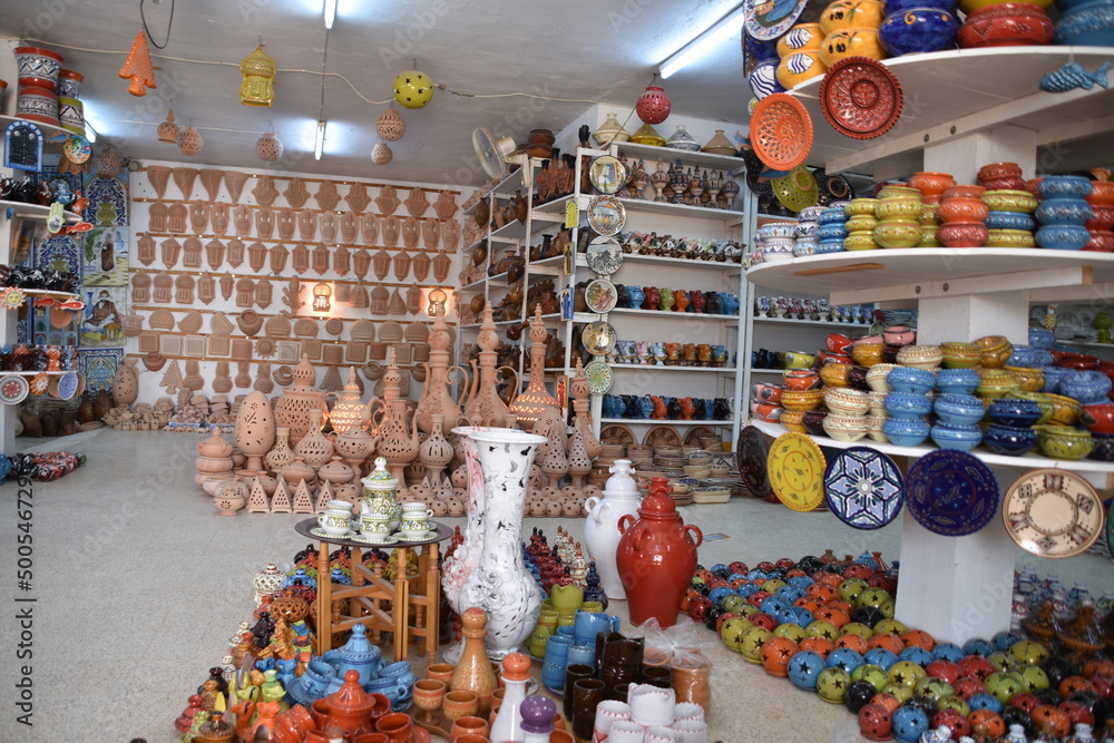 wyroby z gliny, garncarstwo, dzban, naczynia, sprzedaż pamiątek, Tunezja, Djerba, - obrazy, fototapety, plakaty 