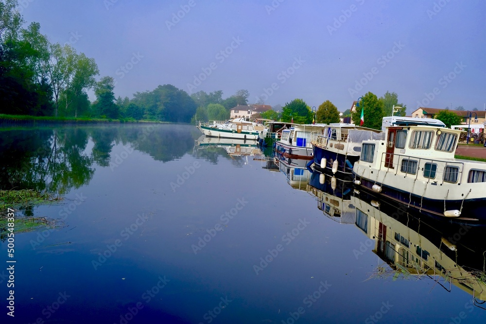 Fototapeta premium BATEAU SUR CANAL DE LA LOIRE ROANNE