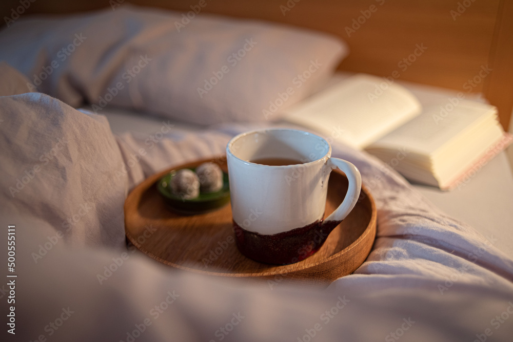 Kaffee am Bett mit Pralinen und Buch 