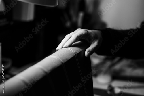 Tableau sur toile atelier de reliure traditionnelle