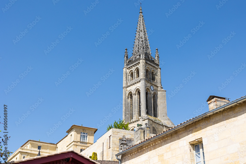 Clocher de l'Église monolithe de Saint-Émilion dominant la ville (Nouvelle-Aquitaine, France)