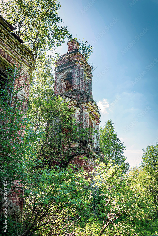Obraz premium the destroyed Orthodox bell tower