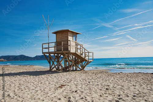 Eine Rettungsschwimmerh  tte am Sandstrand von Cala Millor  Mallorca  vor blauem Himmel und Meer.