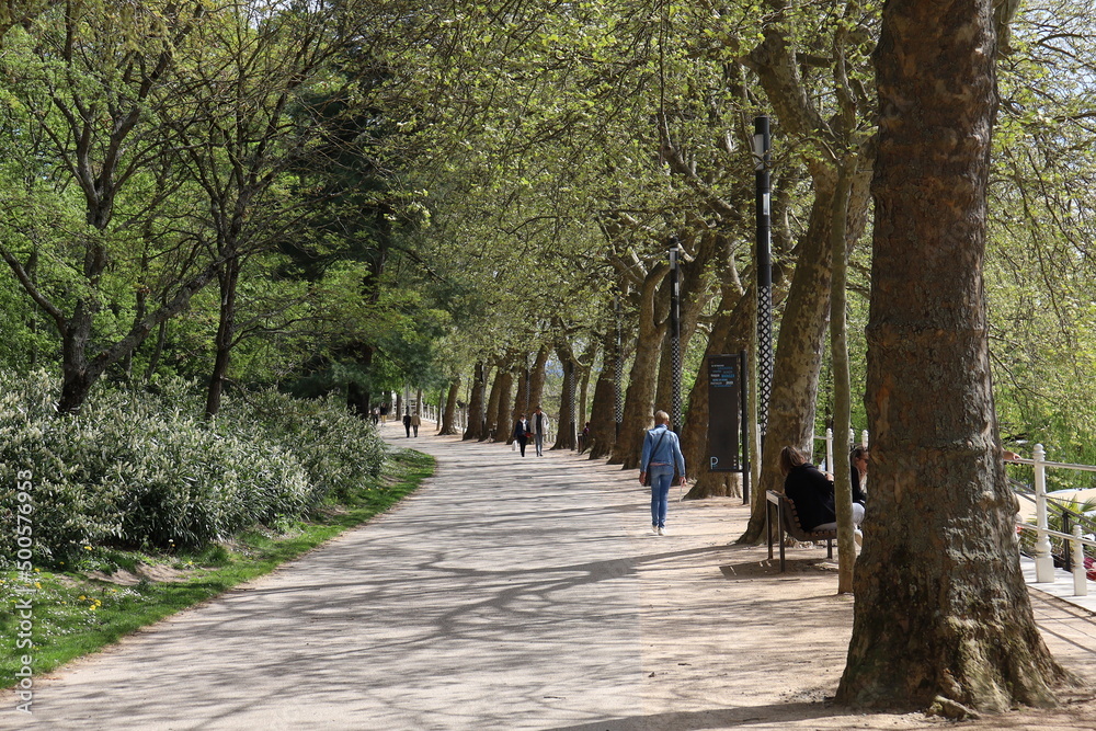 Le parc Napoleon III au printemps, ville de Vichy, département de l'Allier, France