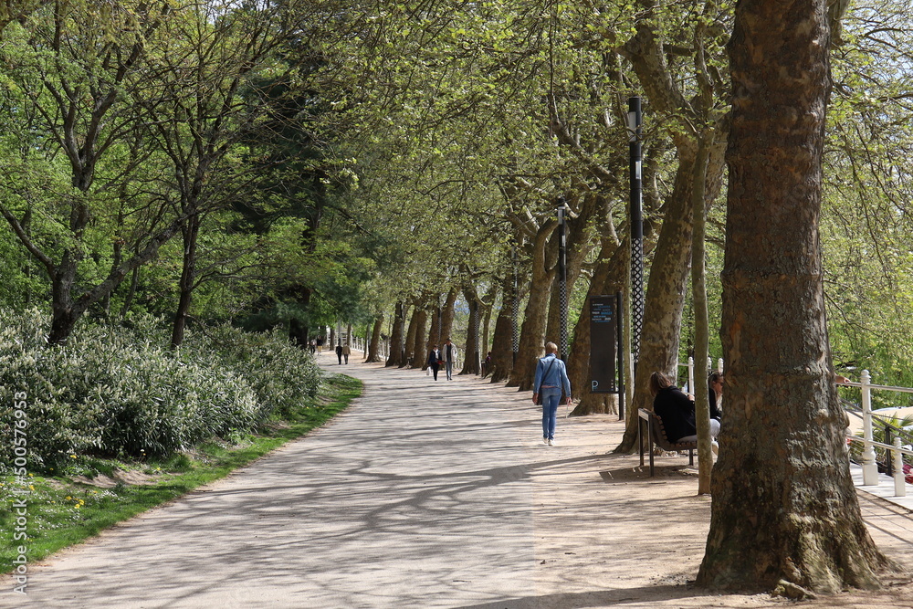 Le parc Napoleon III au printemps, ville de Vichy, département de l'Allier, France Le parc Napoleon III au printemps, ville de Vichy, département de l'Allier, France