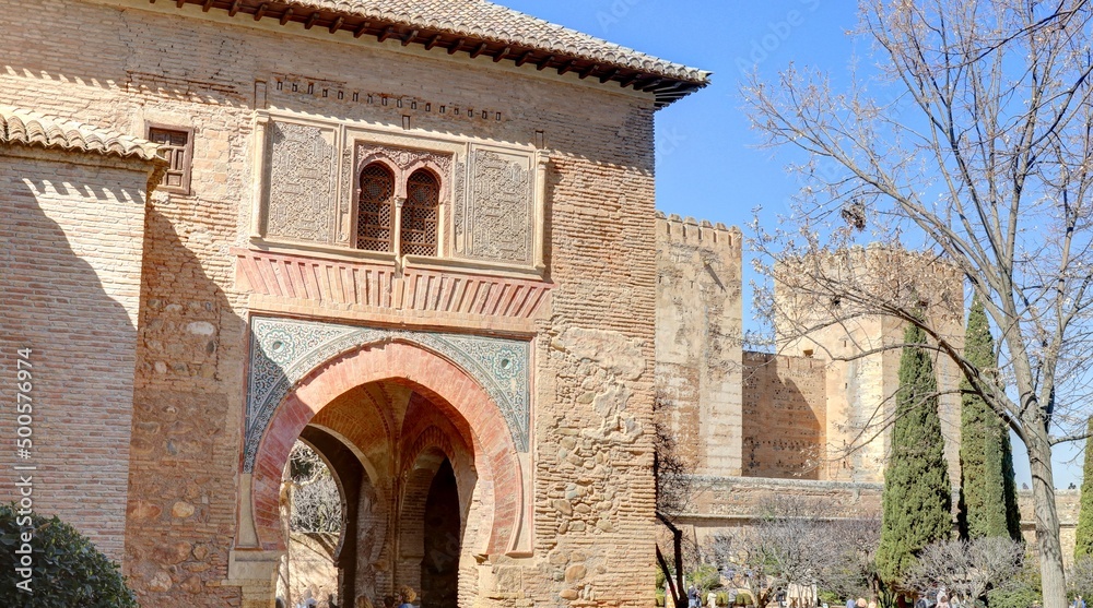 détail des jardins, façades et fontaines du palais de l'Alhambra en Andalousie dans le sud de l'Espagne