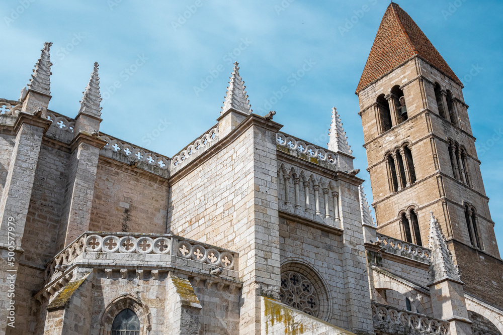 Fachada norte de la iglesia románica y gótica de santa María la antigua en Valladolid con su característico campanario