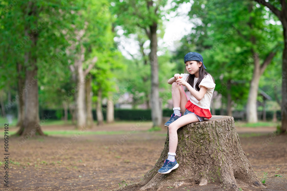 公園で遊ぶ少女