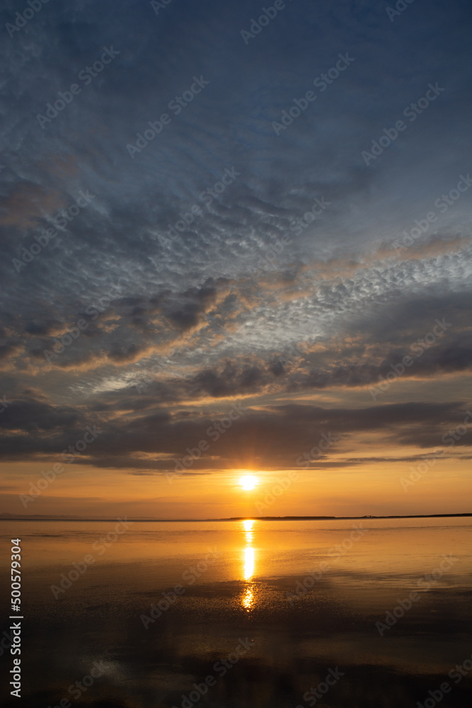 Obraz premium 静かな湖の夕日 サロマ湖