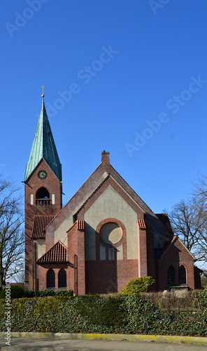 Kirche im Frühling in der Stadt Rothenburg am Fluss Wümme, Niedersachsen