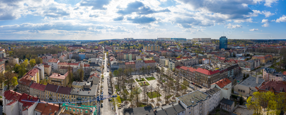 Panoramiczny widok z lotu ptaka na miasto Gorzów Wielkopolski i popularny plac "kwadrat", w tle dominujący wieżowiec Urzędu Skarbowego - obrazy, fototapety, plakaty 