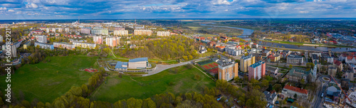 Panoramiczny widok z lotu ptaka na miasto Gorzów Wielkopolski w rejonie filharmonii gorzowskiej i osiedla Dolinki
