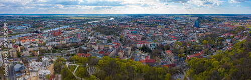 Panoramiczny widok z lotu ptaka na miasto Gorzów Wielkopolski i część parku Siemiradzkiego