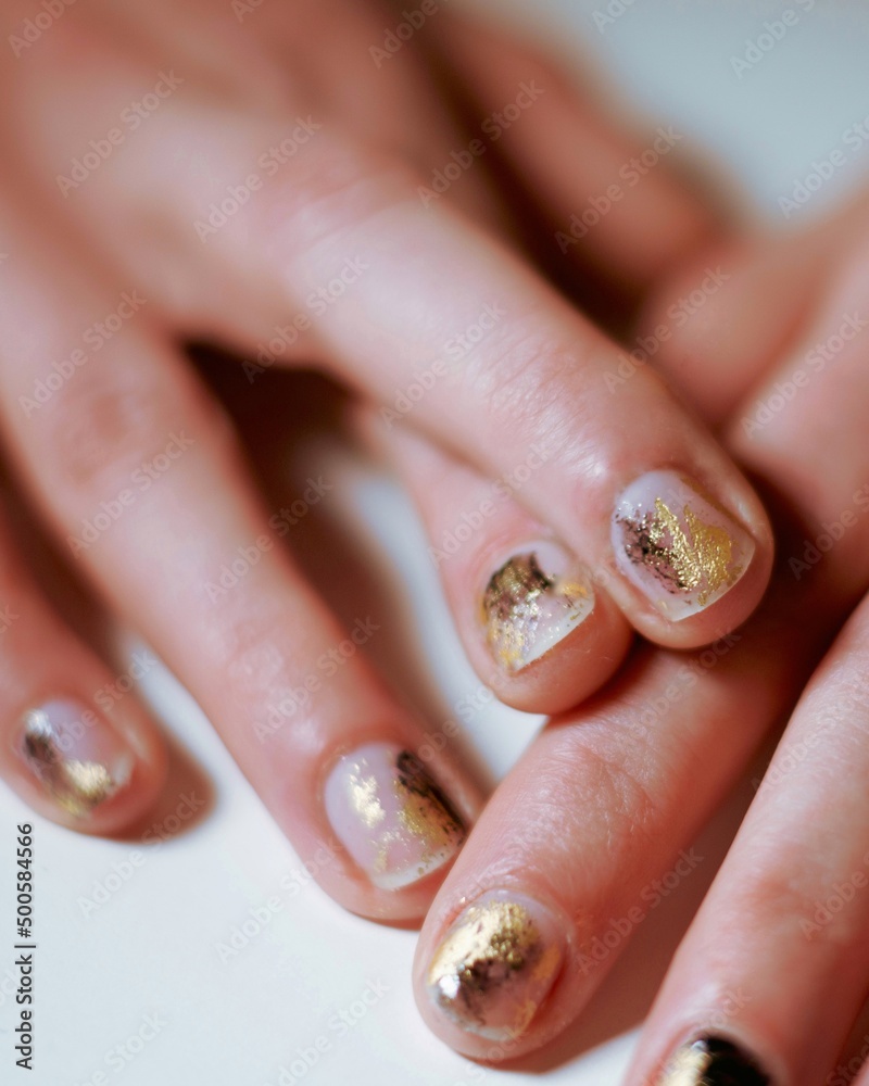 Manicure gold nailart Soakoff with gel polish