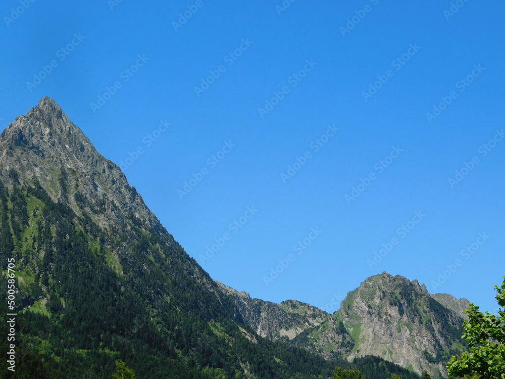 montaña con cielo azul