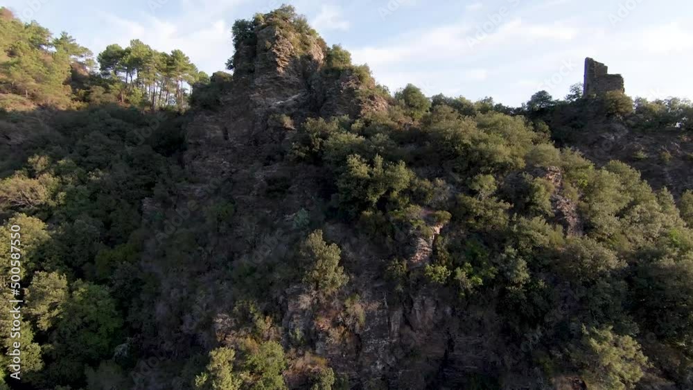 Château du moyen-âge en ruine perché sur un roc montagneux des Cévennes au milieu d'une forêt sauvage dans la nature du Sud de la France. Château du moyen-âge en ruine perché sur un roc montagneux des Cévennes au milieu d'une forêt sauvage dans la nature du Sud de la France.