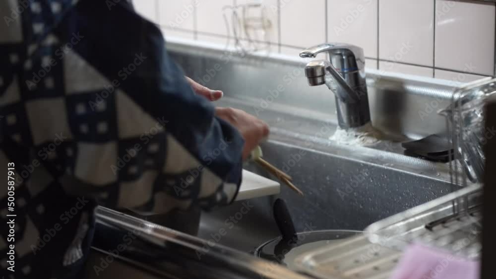 食器を洗う女性 食器を洗う女性