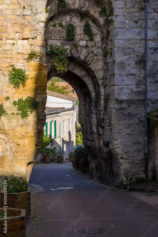 Porte du Port, reste de l'enceinte fortifiée de Bourg (Nouvelle-Aquitaine, France)