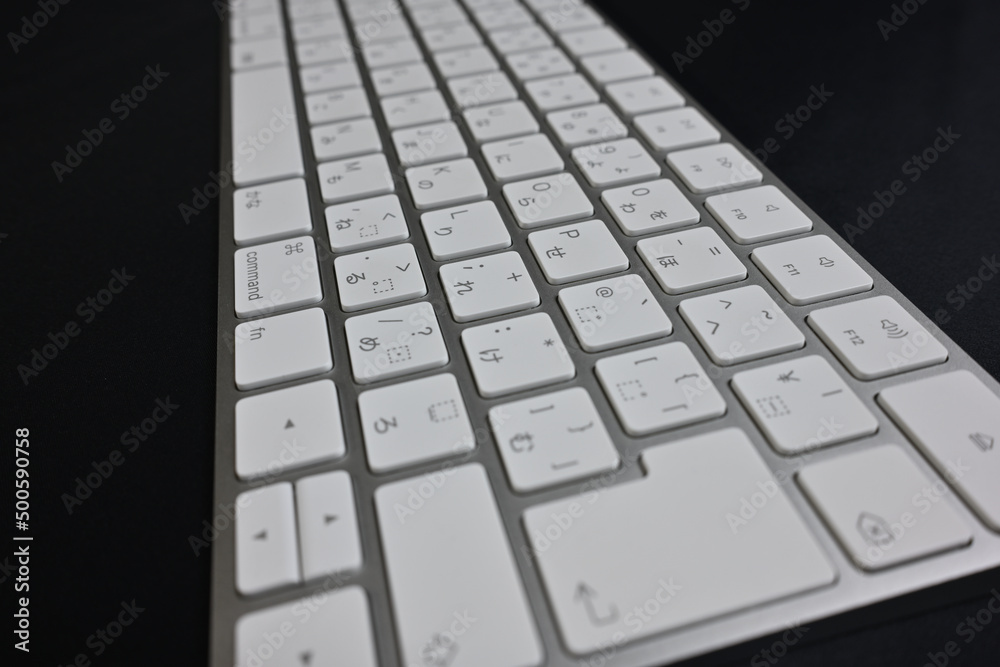 白とシルバーでデザインされたパソコンのキーボード