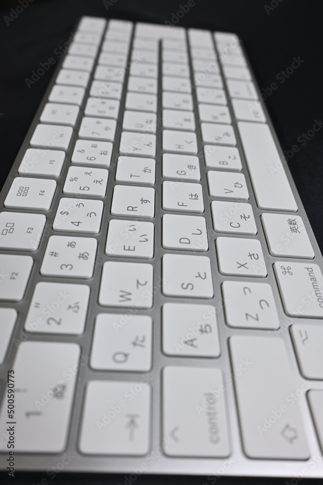 白とシルバーでデザインされたパソコンのキーボード