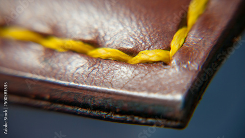 Schilderij op canvas Detalle de encuadernación de genda de cuero marrón con pespunte amarillo