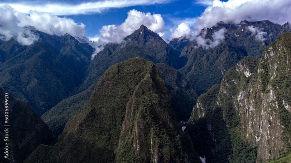 Fotografía aérea de Machu Picchu realizada con drone. Maravilla del mundo entre las montañas de Perú.