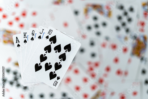 Royal Flush, poker królewski na tle rozrzuconych kart. Tło dla tekstu i projektu.