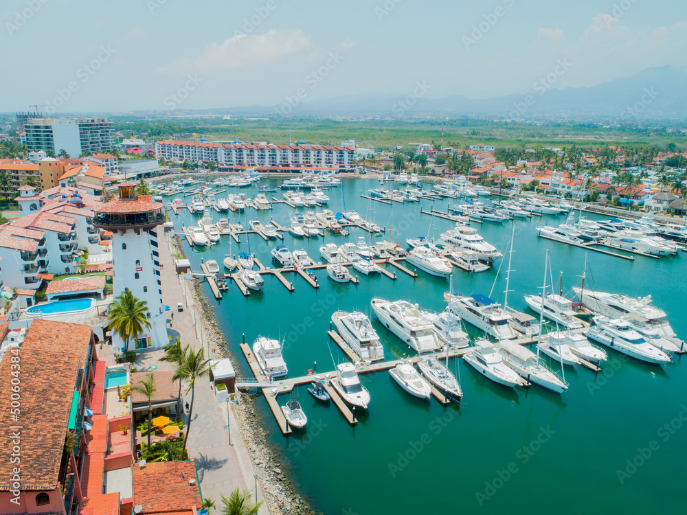 Obraz premium Bonito muelle y malecón en Marina Vallarta, México