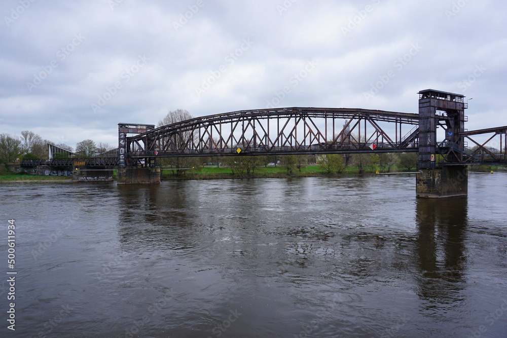 Blick auf die alte historische Hubbrücke in Magdeburg