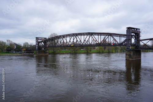 Blick auf die alte historische Hubbrücke in Magdeburg