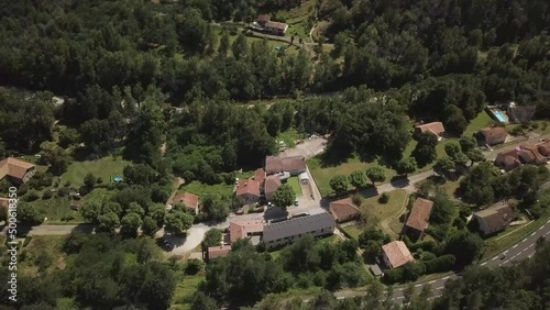 Village avec ses toits couverts de panneaux solaires photovoltaïques dans la montagne des Cévennes dans le sud de la France.