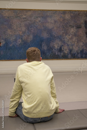 Obraz na plátně Paris: visitor from behind looking the Nymphéas (Water Lilies), famous series of