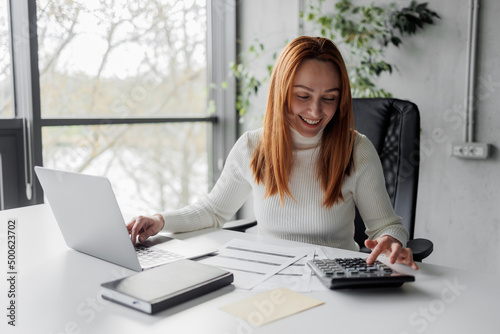 Valokuva Financial advisor calculating and working in an office