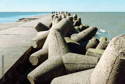 Foto The Northern Breakwater in Liepaja, a close-up of tetrapods and splashing, splattering waves