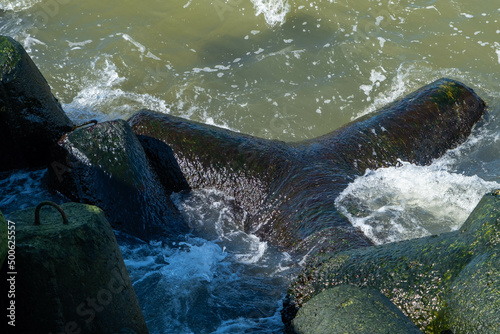Foto The Northern Breakwater in Liepaja, a close-up of tetrapods and splashing, splattering waves