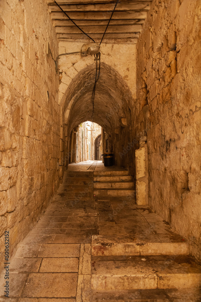 Pasaż wśród ścian ze schodami na starym mieście w Akka w Izraelu.