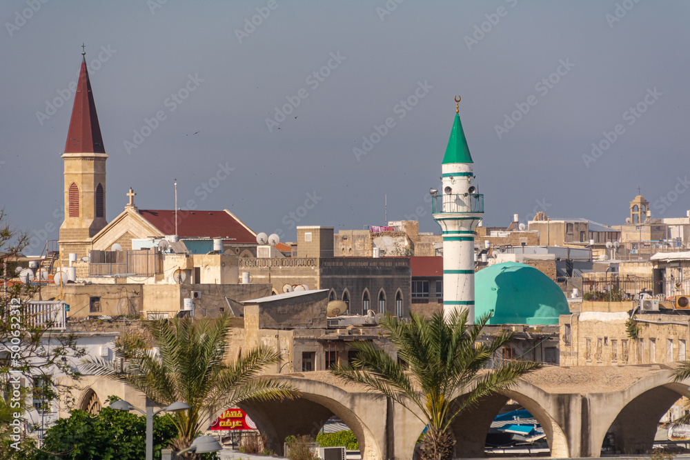 Widok starego miasta w Akka Izrael z wieżą kościoła i meczetu.  - obrazy, fototapety, plakaty 