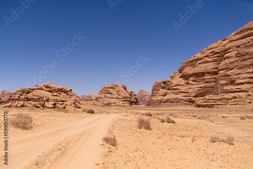 Widok z pustyni Wadi Rum w Jordania. Pustynia, wzgórza z czerwonego piaskowca i błękitne niebo.