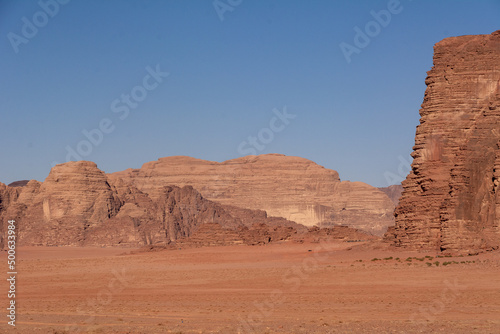 Widok z pustyni Wadi Rum w Jordania. Pustynia, wzgórza z czerwonego piaskowca i błękitne niebo.