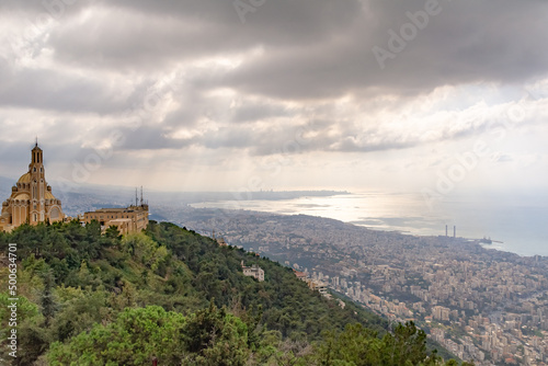Fototapeta Naklejka Na Ścianę i Meble -  Widok na Bejrut z Harisy przy zachmurzonym niebie.