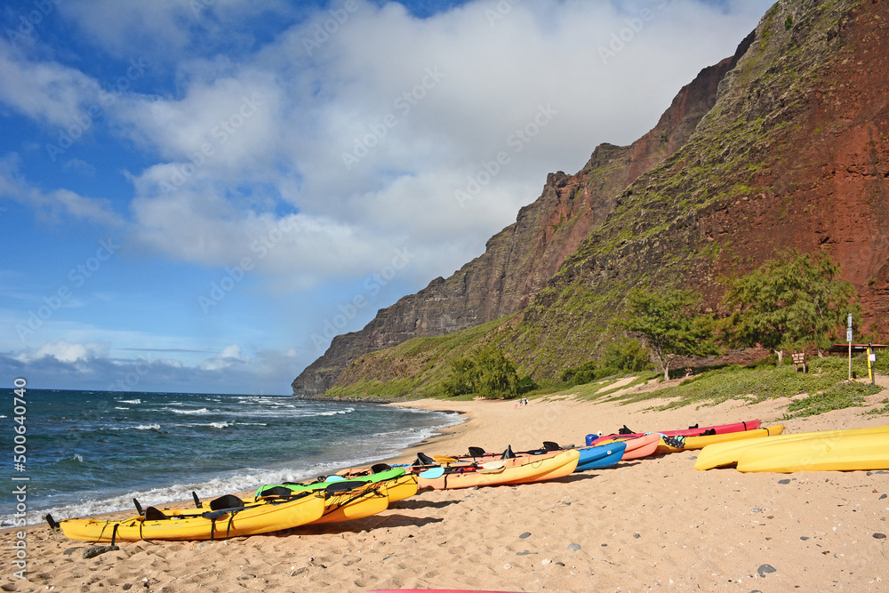 Kayaks on a beach during a island tour at the Na Pali Coast on the