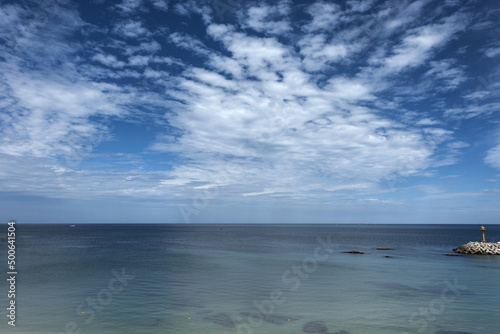 파란 바다에 시원한 하늘과 구름