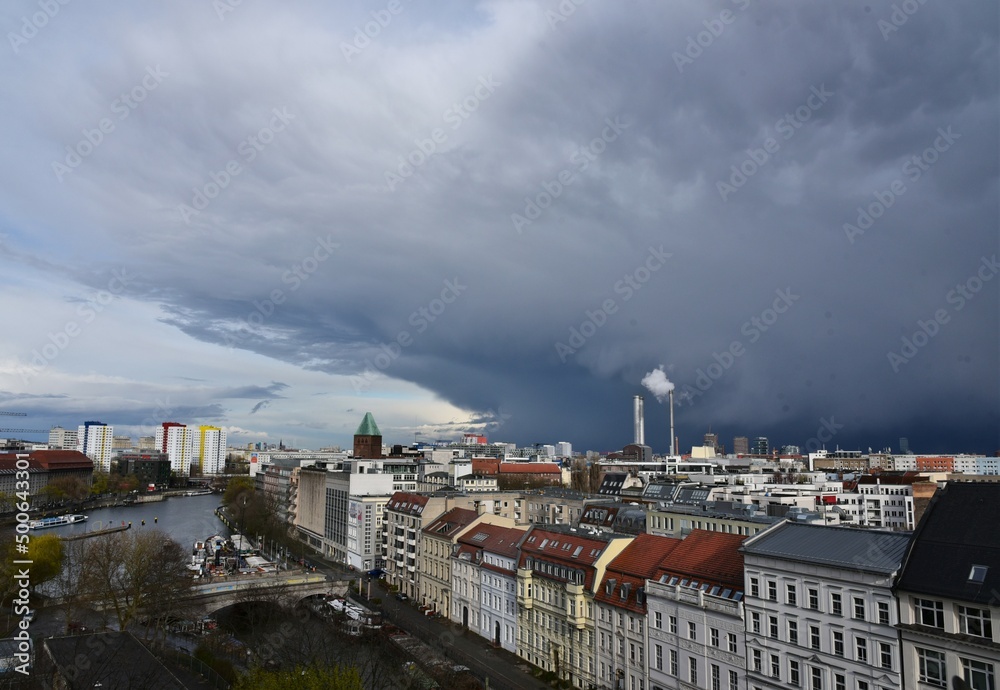 Unwetter über Berlin Mitte – Geteilter Himmel